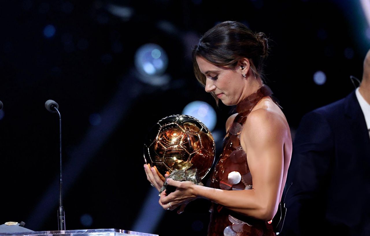 توپ طلای بانوان ۲۰۲۵ در دستان بونماتی