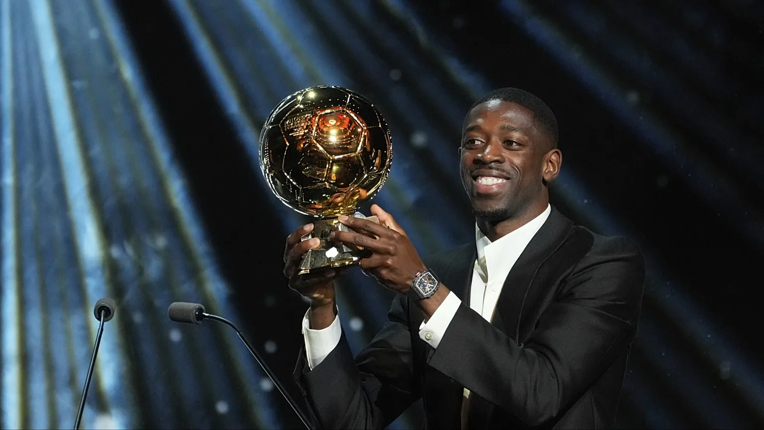 توپ طلا در دستان عثمان دمبله