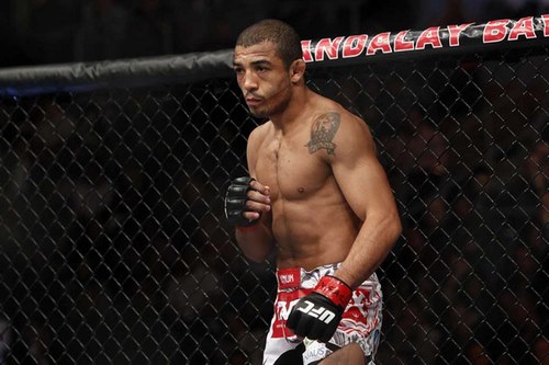 خوزه آلدُو دستکش‌ها را گذاشت