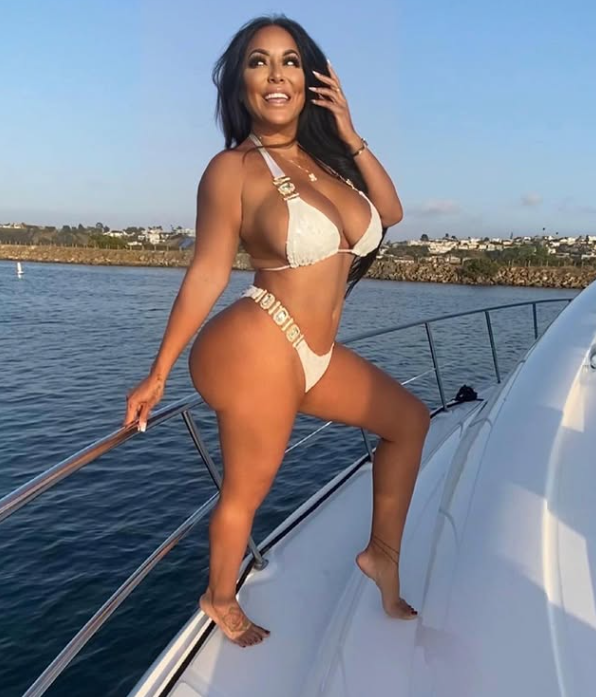 عکس لخت کیارا میا در استخر