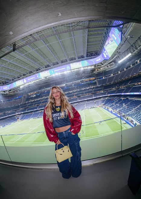 عکس گابریلی کنار زمین فوتبال