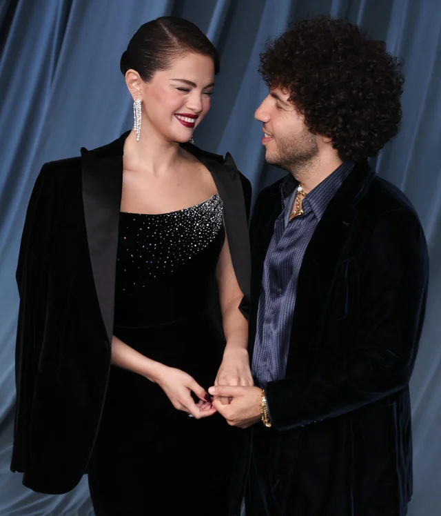 سلنا و همسرش زوج جذاب فرش قرمز