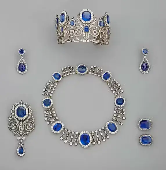 عکس گردنبند و گوشواره یاقوت کبود متعلق به ملکه ماری اَمِلی و ملکه اُرتانْس
