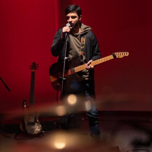 مهراد هیدن به همراهی خواننده هوش مصنوعی اجرا کرد 