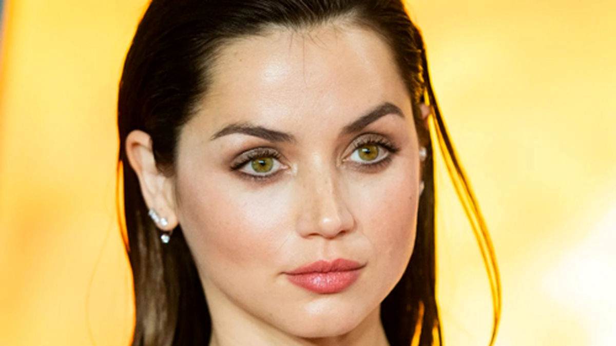 آنا د آرماس پرچم پایان مسابقه فرمول یک را بالا برد آنا د آرماس پرچم پایان مسابقه فرمول یک را بالا برد