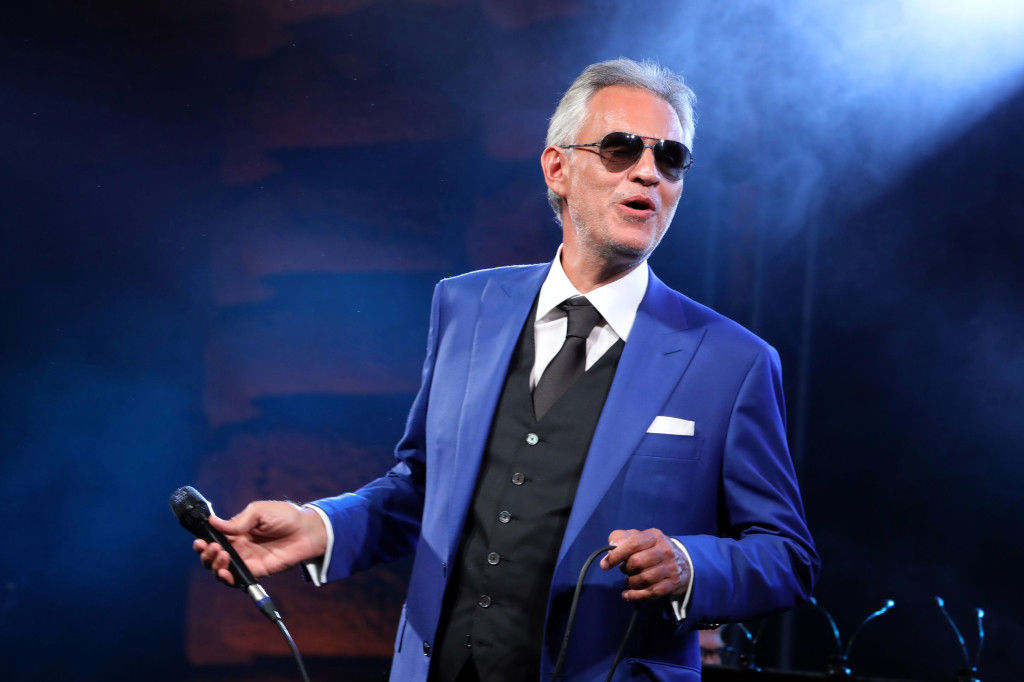 فیفا آندره بوچلی را به‌عنوان خواننده اصلی معرفی کرد